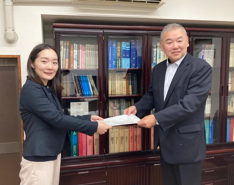 (公財)東京都中小企業振興公社 小林様(写真左)から 弊社 社長 松(写真右)にハンズオン支援終了通知書を授与